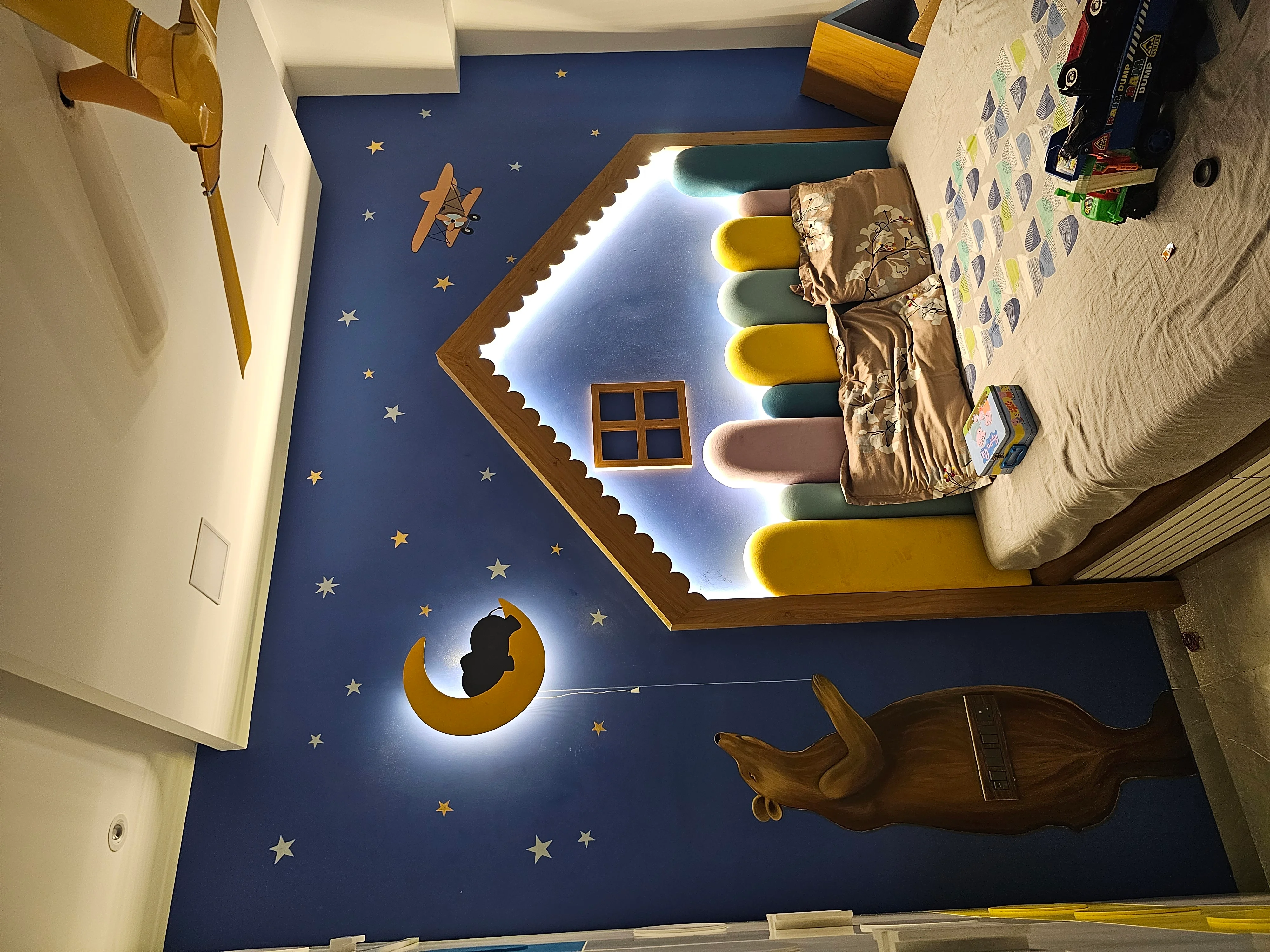 kids bedroom with hut